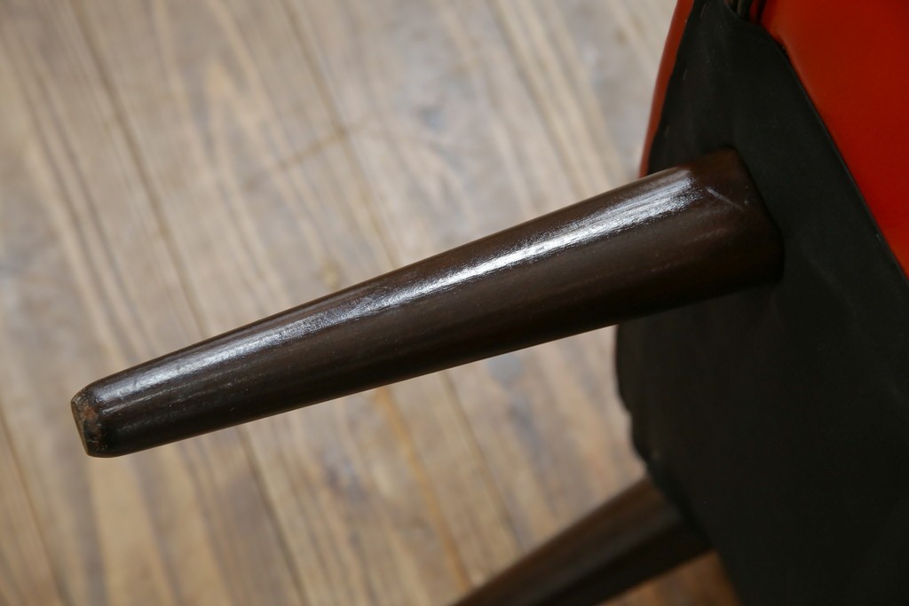 和製ビンテージ　1970年代　昭和レトロ　希少なレッドカラー　遊び心溢れる真紅の一人掛けフェイクレザーソファ2脚セット　(R-082668)