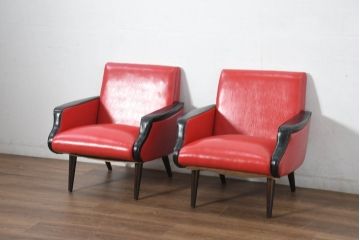 和製ビンテージ　1970年代　希少なレッドカラー　遊び心溢れる真紅の一人掛けレトロフェイクレザーソファ2脚セット(1P、一人掛け、1人掛け、ヴィンテージ、バラ売り可能)(R-082668)