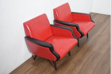 和製ビンテージ　1970年代　希少なレッドカラー　遊び心溢れる真紅の一人掛けレトロフェイクレザーソファ2脚セット(1P、一人掛け、1人掛け、ヴィンテージ、バラ売り可能)(R-082668)