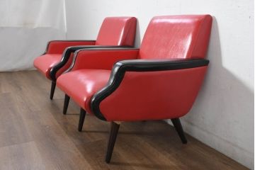 和製ビンテージ　1970年代　希少なレッドカラー　遊び心溢れる真紅の一人掛けレトロフェイクレザーソファ2脚セット(1P、一人掛け、1人掛け、ヴィンテージ、バラ売り可能)(R-082668)