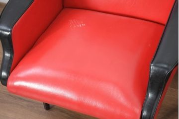 和製ビンテージ　1970年代　希少なレッドカラー　遊び心溢れる真紅の一人掛けレトロフェイクレザーソファ2脚セット(1P、一人掛け、1人掛け、ヴィンテージ、バラ売り可能)(R-082668)