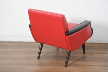 和製ビンテージ　1970年代　希少なレッドカラー　遊び心溢れる真紅の一人掛けレトロフェイクレザーソファ2脚セット(1P、一人掛け、1人掛け、ヴィンテージ、バラ売り可能)(R-082668)