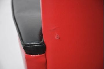 和製ビンテージ　1970年代　希少なレッドカラー　遊び心溢れる真紅の一人掛けレトロフェイクレザーソファ2脚セット(1P、一人掛け、1人掛け、ヴィンテージ、バラ売り可能)(R-082668)