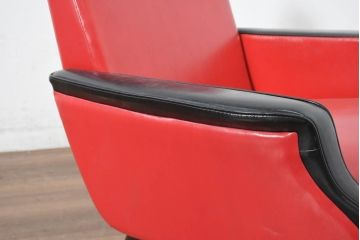 和製ビンテージ　1970年代　希少なレッドカラー　遊び心溢れる真紅の一人掛けレトロフェイクレザーソファ2脚セット(1P、一人掛け、1人掛け、ヴィンテージ、バラ売り可能)(R-082668)
