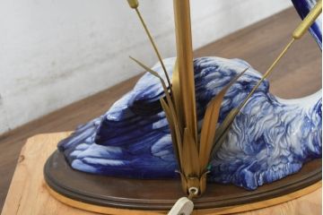 ヨーロッパビンテージ　高級輸入品!!　陶器製の青い鳥が空間に幸せと品格を添えるテーブルスタンド(テーブルランプ、卓上照明、テーブルライト、デスクスタンド、スタンドライト、間接照明、ヴィンテージ)(R-082670)