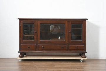 中古　美品　松本民芸家具　C-II型　重厚な造りと優美なボールフットが際立つクラシカルなサイドボード(リビングボード、戸棚、収納棚)(定価約60万5千円)(R-082672)