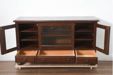 中古　美品　松本民芸家具　C-II型　重厚な造りと優美なボールフットが際立つクラシカルなサイドボード(リビングボード、戸棚、収納棚)(定価約60万5千円)(R-082672)