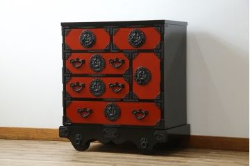 中古　美品　岩谷堂箪笥　美しい朱色の漆塗りが施された小振りな車箪笥(小箪笥、チェスト、引き出し、民芸家具、収納箪笥)(R-082673)