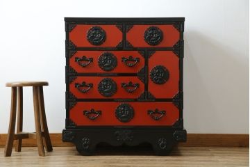 中古　美品　岩谷堂箪笥　美しい朱色の漆塗りが施された小振りな車箪笥(小箪笥、チェスト、引き出し、民芸家具、収納箪笥)(R-082673)