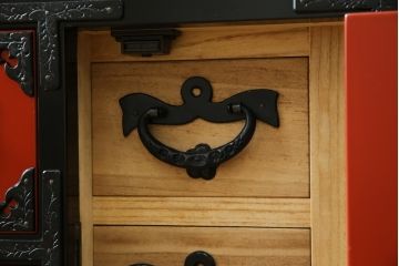 中古　美品　岩谷堂箪笥　美しい朱色の漆塗りが施された小振りな車箪笥(小箪笥、チェスト、引き出し、民芸家具、収納箪笥)(R-082673)