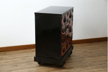 中古　美品　岩谷堂箪笥　美しい朱色の漆塗りが施された小振りな車箪笥(小箪笥、チェスト、引き出し、民芸家具、収納箪笥)(R-082673)