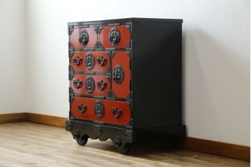 中古　美品　岩谷堂箪笥　美しい朱色の漆塗りが施された小振りな車箪笥(小箪笥、チェスト、引き出し、民芸家具、収納箪笥)(R-082673)