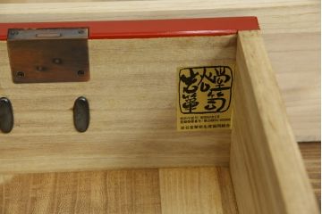 中古　美品　岩谷堂箪笥　美しい朱色の漆塗りが施された小振りな車箪笥(小箪笥、チェスト、引き出し、民芸家具、収納箪笥)(R-082673)