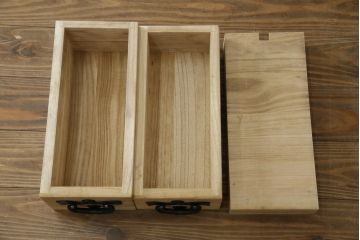 中古　美品　岩谷堂箪笥　美しい朱色の漆塗りが施された小振りな車箪笥(小箪笥、チェスト、引き出し、民芸家具、収納箪笥)(R-082673)