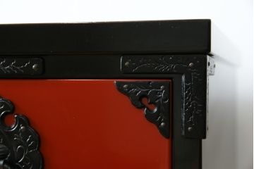 中古　美品　岩谷堂箪笥　美しい朱色の漆塗りが施された小振りな車箪笥(小箪笥、チェスト、引き出し、民芸家具、収納箪笥)(R-082673)