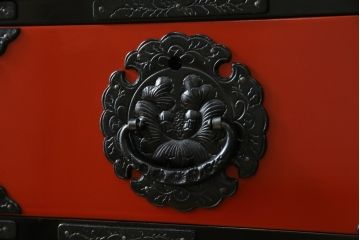 中古　美品　岩谷堂箪笥　美しい朱色の漆塗りが施された小振りな車箪笥(小箪笥、チェスト、引き出し、民芸家具、収納箪笥)(R-082673)