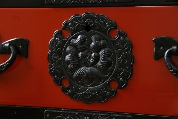 中古　美品　岩谷堂箪笥　美しい朱色の漆塗りが施された小振りな車箪笥(小箪笥、チェスト、引き出し、民芸家具、収納箪笥)(R-082673)