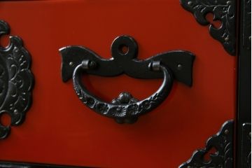 中古　美品　岩谷堂箪笥　美しい朱色の漆塗りが施された小振りな車箪笥(小箪笥、チェスト、引き出し、民芸家具、収納箪笥)(R-082673)