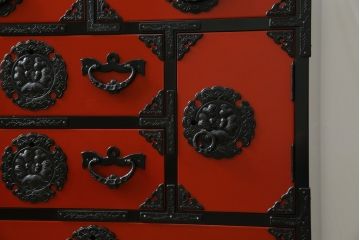 中古　美品　岩谷堂箪笥　美しい朱色の漆塗りが施された小振りな車箪笥(小箪笥、チェスト、引き出し、民芸家具、収納箪笥)(R-082673)