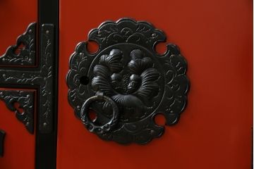 中古　美品　岩谷堂箪笥　美しい朱色の漆塗りが施された小振りな車箪笥(小箪笥、チェスト、引き出し、民芸家具、収納箪笥)(R-082673)