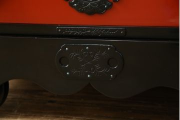 中古　美品　岩谷堂箪笥　美しい朱色の漆塗りが施された小振りな車箪笥(小箪笥、チェスト、引き出し、民芸家具、収納箪笥)(R-082673)