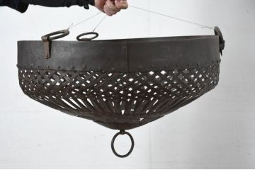 アジアンビンテージ　鉄製　空間に深みを添える大振りで味がある手作り吊り下げアイアンバスケット(ハンギングバスケット、かご、カゴ、収納、店舗什器、ヴィンテージ)(R-082676)