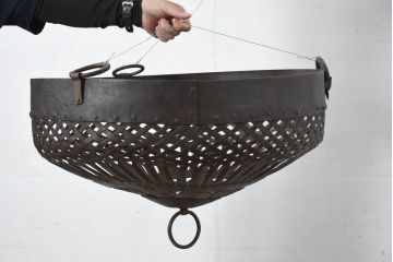 アジアンビンテージ　鉄製　空間に深みを添える大振りで味がある手作り吊り下げアイアンバスケット(ハンギングバスケット、かご、カゴ、収納、店舗什器、ヴィンテージ)(R-082676)
