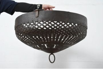 アジアンビンテージ　鉄製　空間に深みを添える大振りで味がある手作り吊り下げアイアンバスケット(ハンギングバスケット、かご、カゴ、収納、店舗什器、ヴィンテージ)(R-082676)