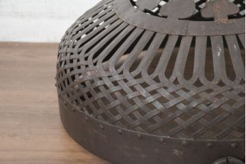 アジアンビンテージ　鉄製　空間に深みを添える大振りで味がある手作り吊り下げアイアンバスケット(ハンギングバスケット、かご、カゴ、収納、店舗什器、ヴィンテージ)(R-082676)