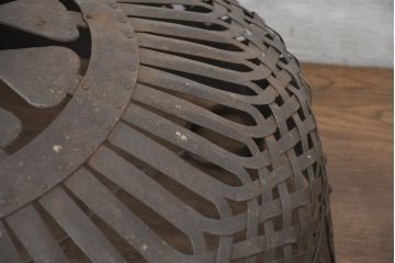 アジアンビンテージ　鉄製　空間に深みを添える大振りで味がある手作り吊り下げアイアンバスケット(ハンギングバスケット、かご、カゴ、収納、店舗什器、ヴィンテージ)(R-082676)
