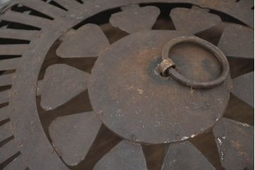 アジアンビンテージ　鉄製　空間に深みを添える大振りで味がある手作り吊り下げアイアンバスケット(ハンギングバスケット、かご、カゴ、収納、店舗什器、ヴィンテージ)(R-082676)