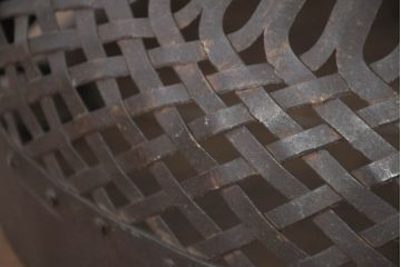 アジアンビンテージ　鉄製　空間に深みを添える大振りで味がある手作り吊り下げアイアンバスケット(ハンギングバスケット、かご、カゴ、収納、店舗什器、ヴィンテージ)(R-082676)