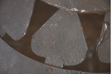 アジアンビンテージ　鉄製　空間に深みを添える大振りで味がある手作り吊り下げアイアンバスケット(ハンギングバスケット、かご、カゴ、収納、店舗什器、ヴィンテージ)(R-082676)