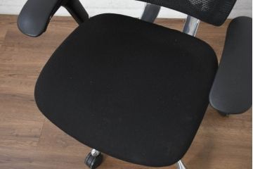 中古　美品　okamura(オカムラ)　Contessa(コンテッサ)　ハンガー付き　快適な座り心地の高機能オフィスチェア(デスクチェア、ワークチェア、アームチェア、回転チェア、椅子、イス)(定価約22万円)(R-082682)
