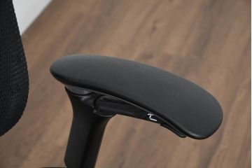 中古　美品　okamura(オカムラ)　Contessa(コンテッサ)　ハンガー付き　快適な座り心地の高機能オフィスチェア(デスクチェア、ワークチェア、アームチェア、回転チェア、椅子、イス)(定価約22万円)(R-082682)