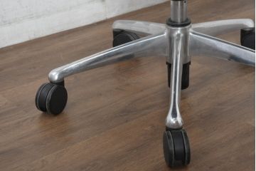 中古　美品　okamura(オカムラ)　Contessa(コンテッサ)　ハンガー付き　快適な座り心地の高機能オフィスチェア(デスクチェア、ワークチェア、アームチェア、回転チェア、椅子、イス)(定価約22万円)(R-082682)