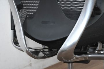 中古　美品　okamura(オカムラ)　Contessa(コンテッサ)　ハンガー付き　快適な座り心地の高機能オフィスチェア(デスクチェア、ワークチェア、アームチェア、回転チェア、椅子、イス)(定価約22万円)(R-082682)