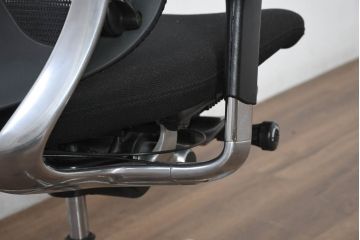 中古　美品　okamura(オカムラ)　Contessa(コンテッサ)　ハンガー付き　快適な座り心地の高機能オフィスチェア(デスクチェア、ワークチェア、アームチェア、回転チェア、椅子、イス)(定価約22万円)(R-082682)