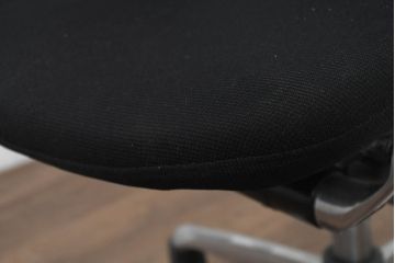 中古　美品　okamura(オカムラ)　Contessa(コンテッサ)　ハンガー付き　快適な座り心地の高機能オフィスチェア(デスクチェア、ワークチェア、アームチェア、回転チェア、椅子、イス)(定価約22万円)(R-082682)