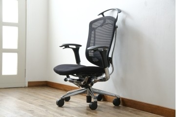 中古　美品　okamura(オカムラ)　Contessa(コンテッサ)　ハンガー付き　快適な座り心地の高機能オフィスチェア(デスクチェアス)　定価約22万円相当　(R-082682)