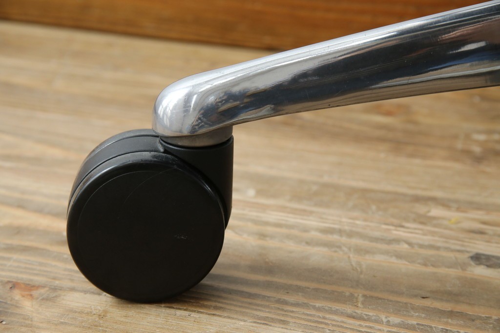 中古　美品　okamura(オカムラ)　Contessa(コンテッサ)　ハンガー付き　快適な座り心地の高機能オフィスチェア(デスクチェアス)　定価約22万円相当　(R-082682)