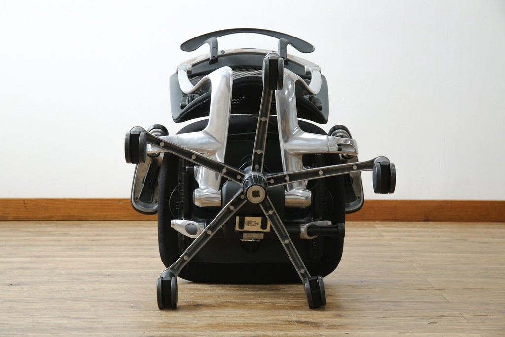 中古　美品　okamura(オカムラ)　Contessa(コンテッサ)　ハンガー付き　快適な座り心地の高機能オフィスチェア(デスクチェアス)　定価約22万円相当　(R-082682)