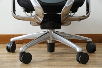 中古　美品　okamura(オカムラ)　Contessa(コンテッサ)　ハンガー付き　快適な座り心地の高機能オフィスチェア(デスクチェアス)　定価約22万円相当　(R-082682)