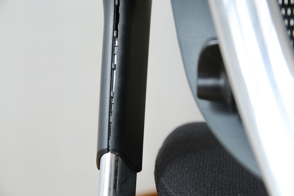 中古　美品　okamura(オカムラ)　Contessa(コンテッサ)　ハンガー付き　快適な座り心地の高機能オフィスチェア(デスクチェアス)　定価約22万円相当　(R-082682)