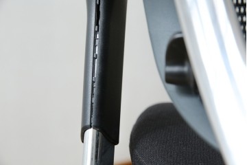 中古　美品　okamura(オカムラ)　Contessa(コンテッサ)　ハンガー付き　快適な座り心地の高機能オフィスチェア(デスクチェアス)　定価約22万円相当　(R-082682)