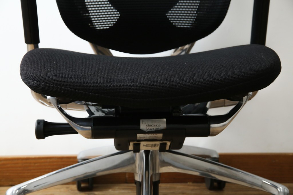中古　美品　okamura(オカムラ)　Contessa(コンテッサ)　ハンガー付き　快適な座り心地の高機能オフィスチェア(デスクチェアス)　定価約22万円相当　(R-082682)