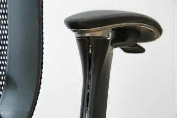 中古　美品　okamura(オカムラ)　Contessa(コンテッサ)　ハンガー付き　快適な座り心地の高機能オフィスチェア(デスクチェアス)　定価約22万円相当　(R-082682)