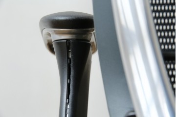 中古　美品　okamura(オカムラ)　Contessa(コンテッサ)　ハンガー付き　快適な座り心地の高機能オフィスチェア(デスクチェアス)　定価約22万円相当　(R-082682)