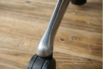 中古　美品　okamura(オカムラ)　Contessa(コンテッサ)　ハンガー付き　快適な座り心地の高機能オフィスチェア(デスクチェアス)　定価約22万円相当　(R-082682)