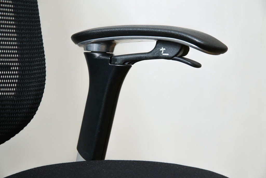 中古　美品　okamura(オカムラ)　Contessa(コンテッサ)　ハンガー付き　快適な座り心地の高機能オフィスチェア(デスクチェアス)　定価約22万円相当　(R-082682)